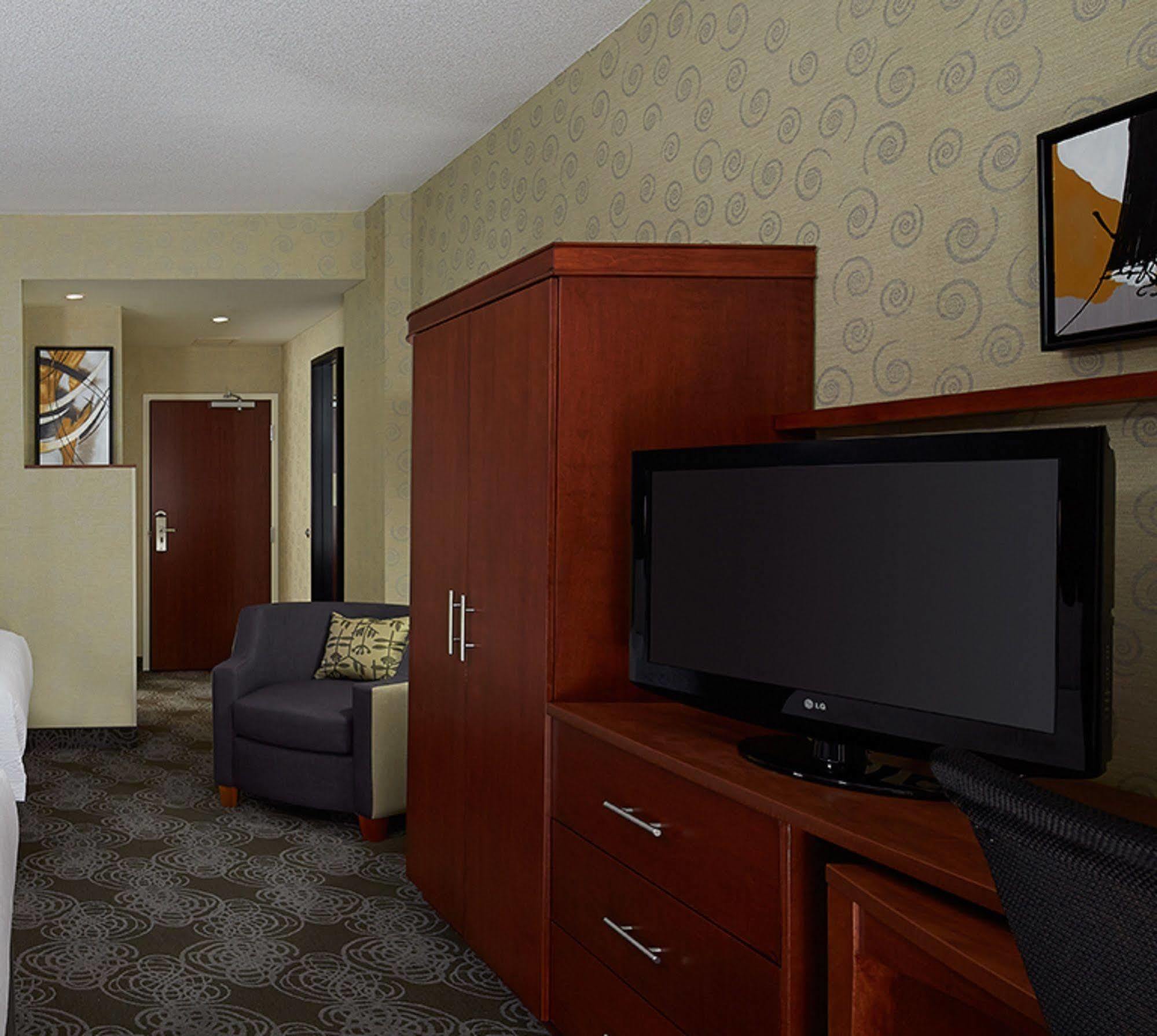 Courtyard By Marriott Montreal Airport Hotel Dorval Exterior foto